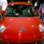 New Beetle 1999 color rojo en 1999 Detroit Auto Show