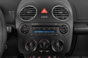 2010-volkswagen-new-beetle-2.5-l-hatchback-audio-system