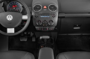 2010-volkswagen-new-beetle-2.5-l-hatchback-instrument-panel