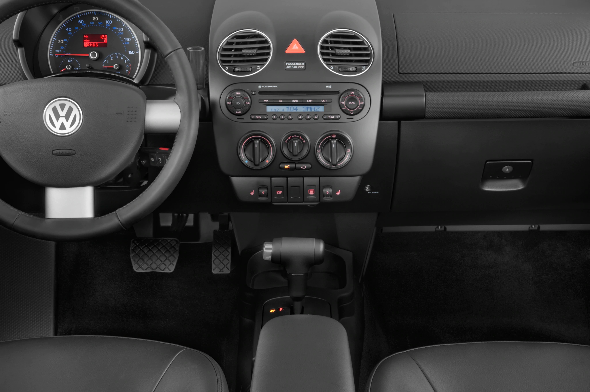 2010-volkswagen-new-beetle-2.5-l-hatchback-instrument-panel