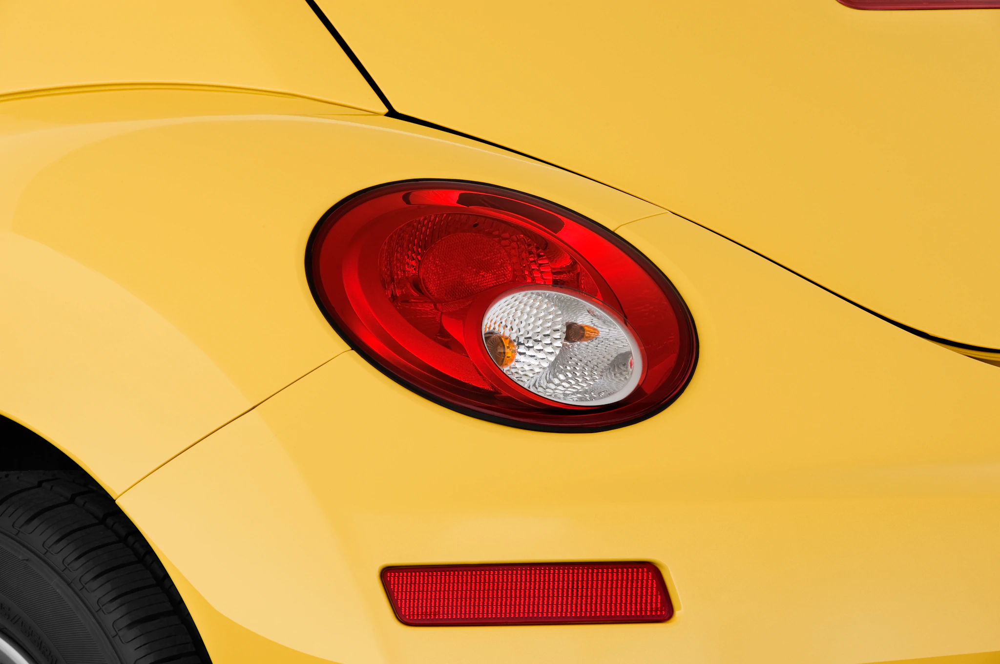 2010-volkswagen-new-beetle-2.5-l-hatchback-taillight