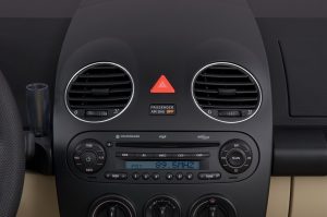 2010-volkswagen-new-beetle-convertible-s-2.5-l-air-vents