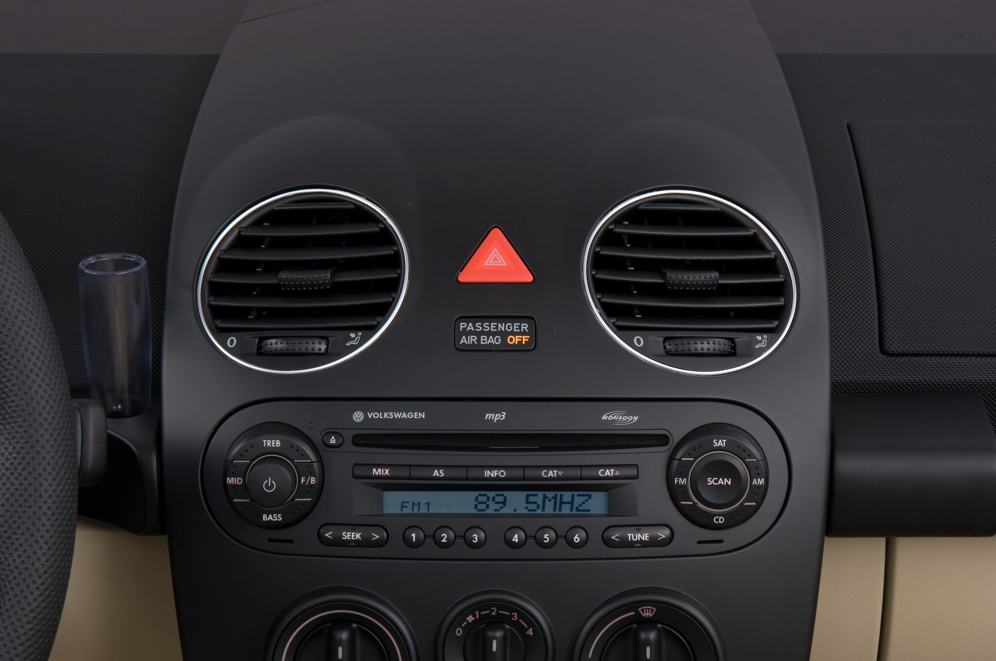 2010-volkswagen-new-beetle-convertible-s-2.5-l-air-vents