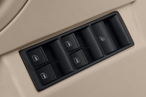 2010-volkswagen-new-beetle-convertible-s-2.5-l-door-controls