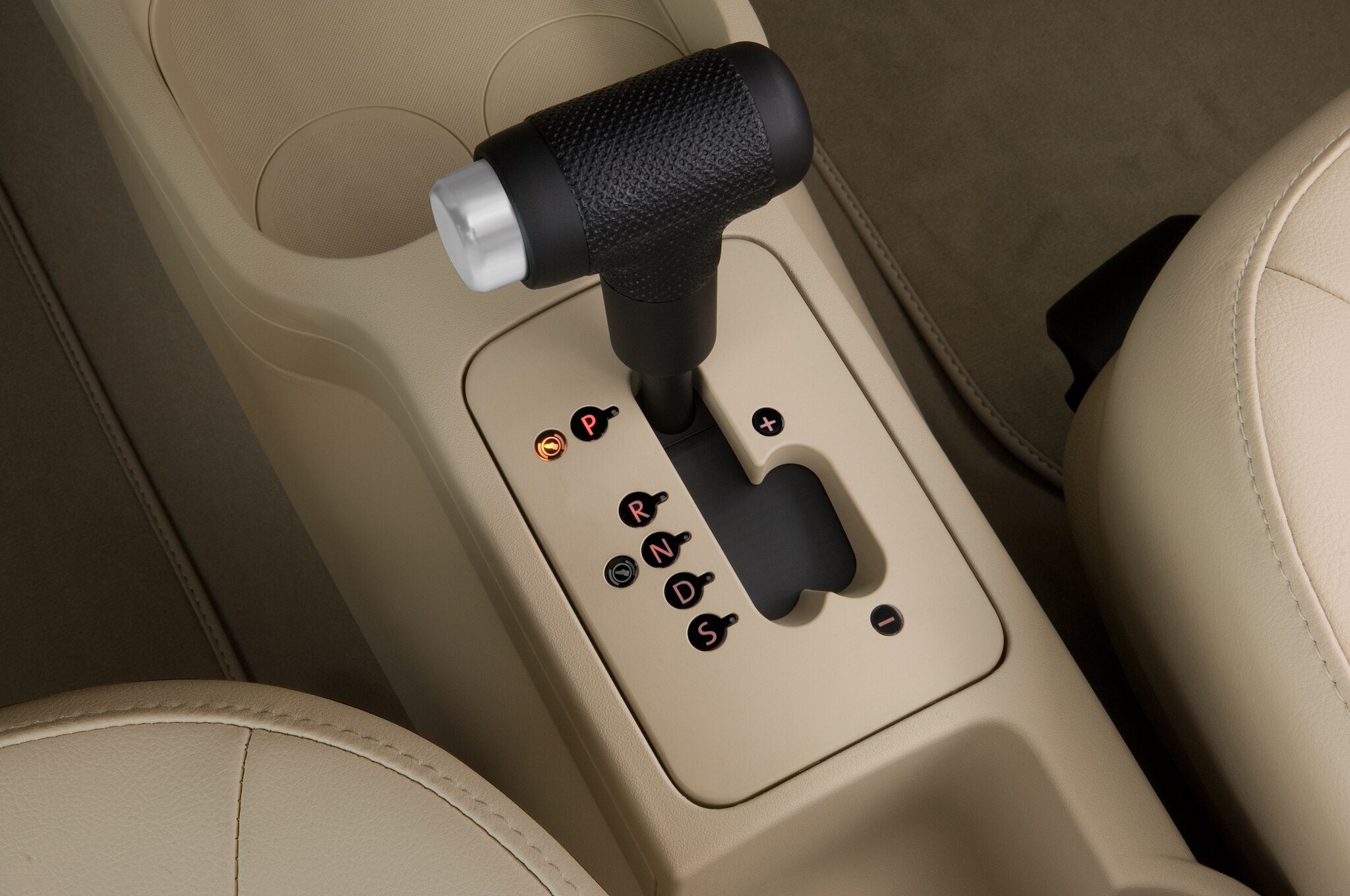 2010-volkswagen-new-beetle-convertible-s-2.5-l-gear-shift