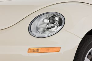 2010-volkswagen-new-beetle-convertible-s-2.5-l-headlight