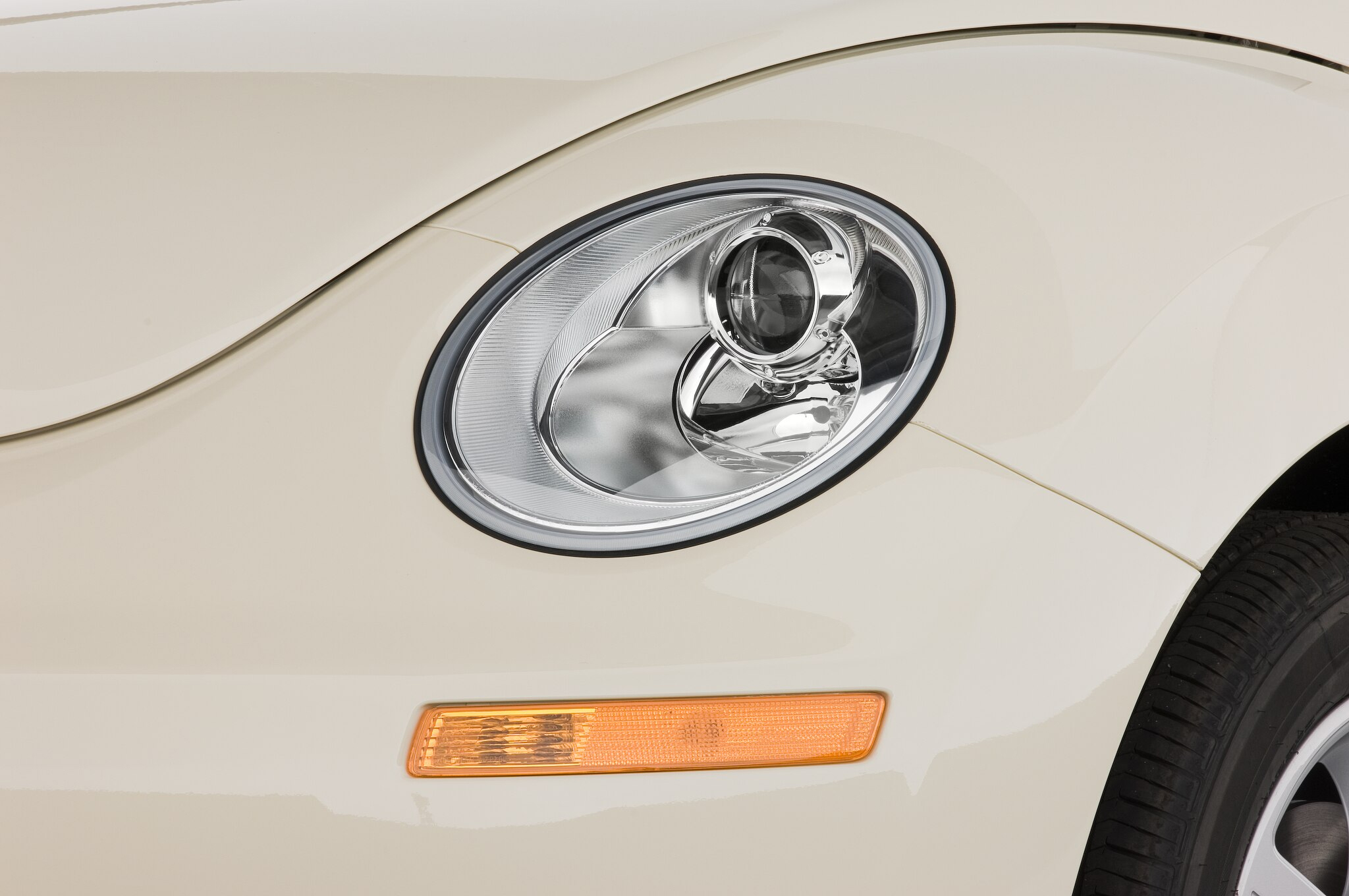 2010-volkswagen-new-beetle-convertible-s-2.5-l-headlight