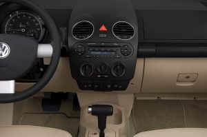 2010-volkswagen-new-beetle-convertible-s-2.5-l-instrument-panel