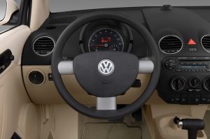 2010-volkswagen-new-beetle-convertible-s-2.5-l-steering-wheel