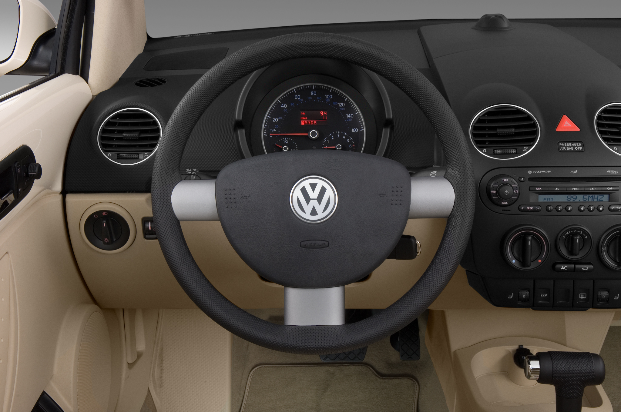 2010-volkswagen-new-beetle-convertible-s-2.5-l-steering-wheel