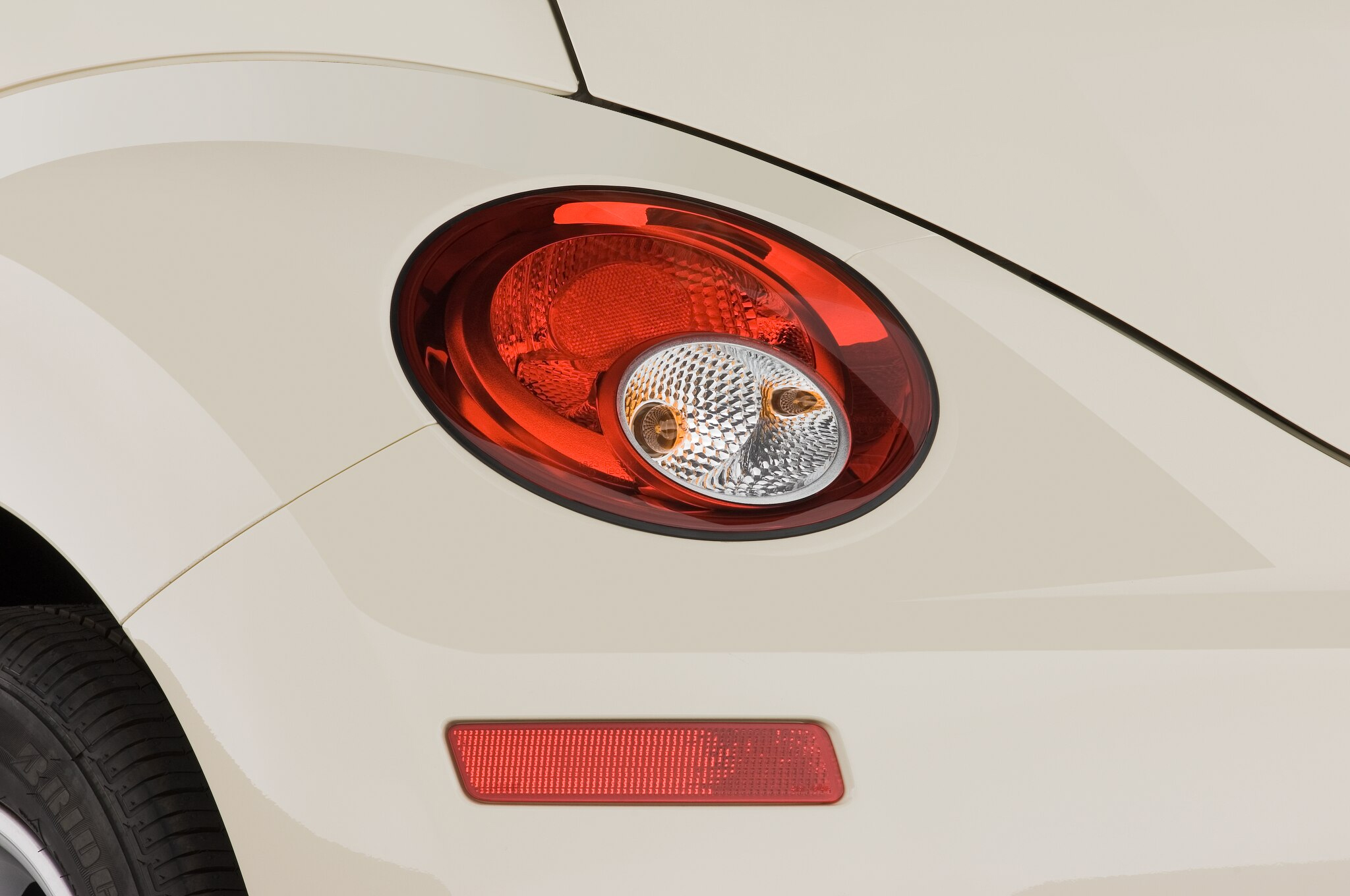 2010-volkswagen-new-beetle-convertible-s-2.5-l-taillight