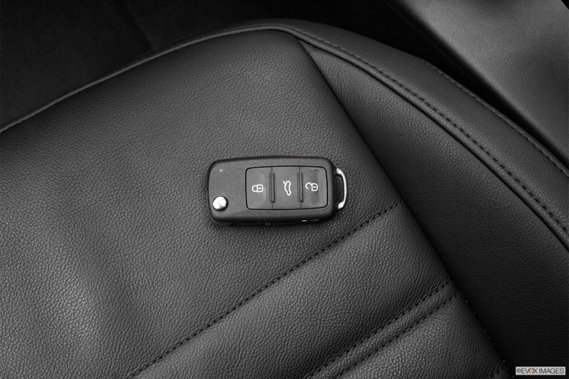 2012_volkswagen_beetle_2dr-hatchback_20t-turbo_key_evox_1_815